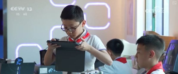 天添盈 “人工智能+教育”快速铺开 多路径破解中小学AI教育“谁来教”难题